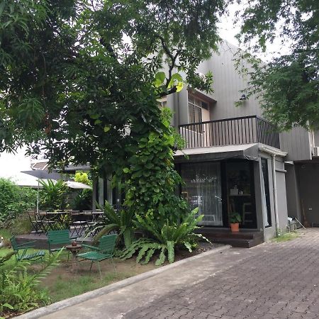 Baan Ongkharak Bed & Breakfast (Adults Only) Банкок Екстериор снимка